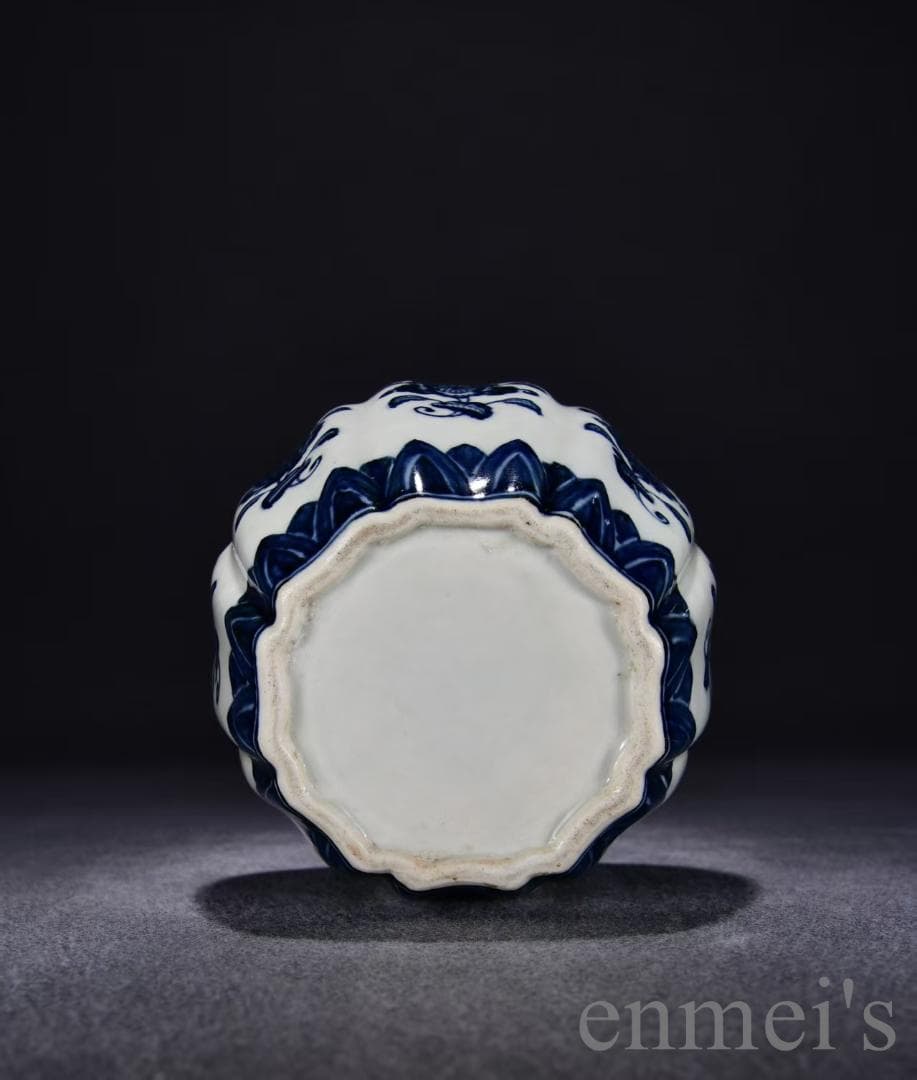 中国古美術・珍品・大明宣徳紋・青花纏枝花紋缶・瓜棱形・青花磁