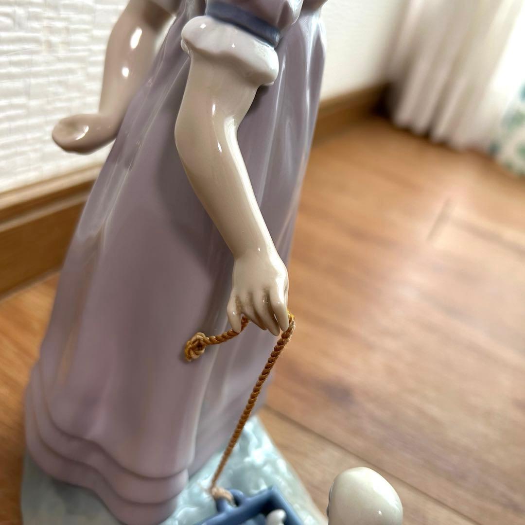 ワゴンを持つ少女 リヤドロ スペイン ポーセリン 光沢仕上げ 絶版