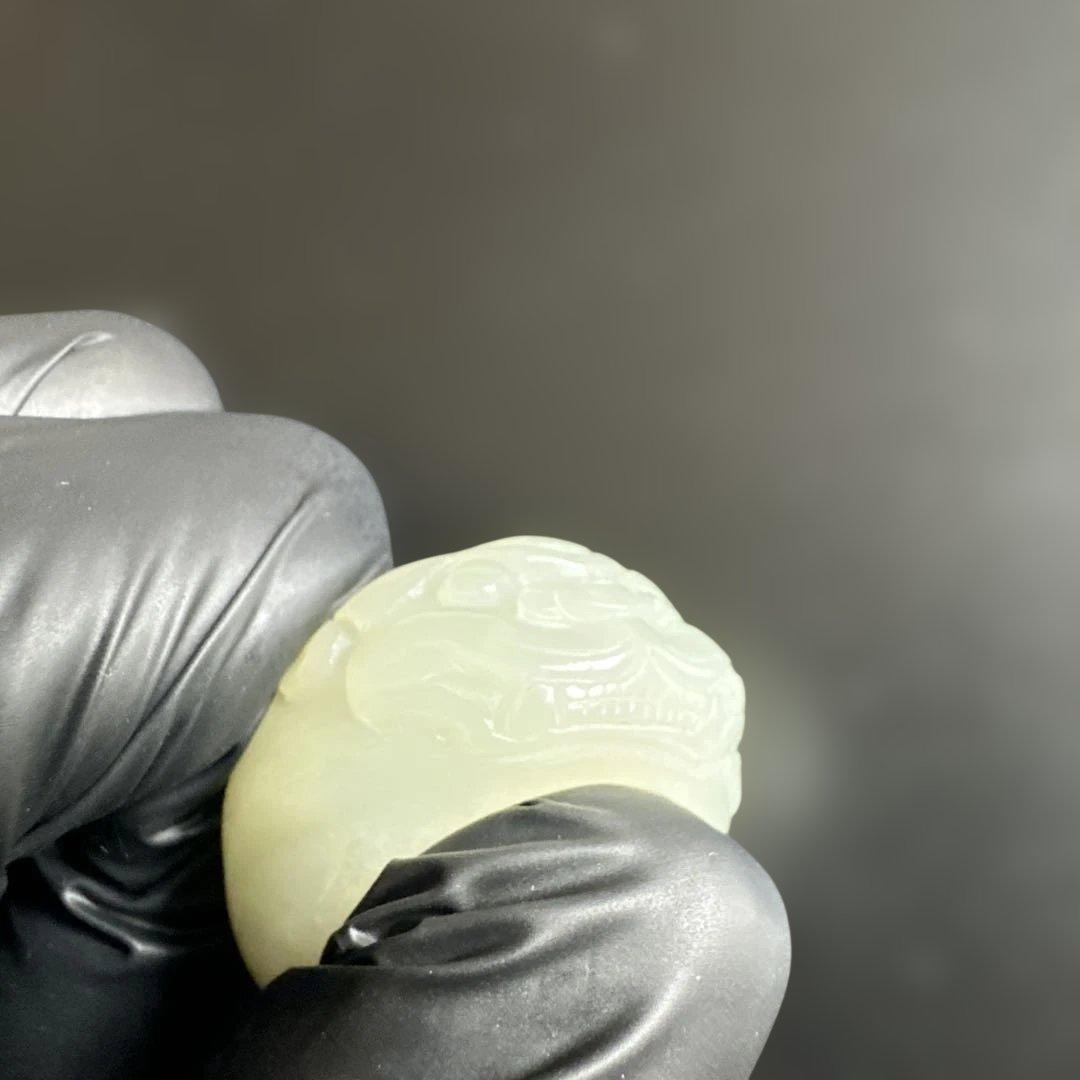 希少和田玉（ホータンギョク）の親指リング精悍な守護獣・貔貅力強く