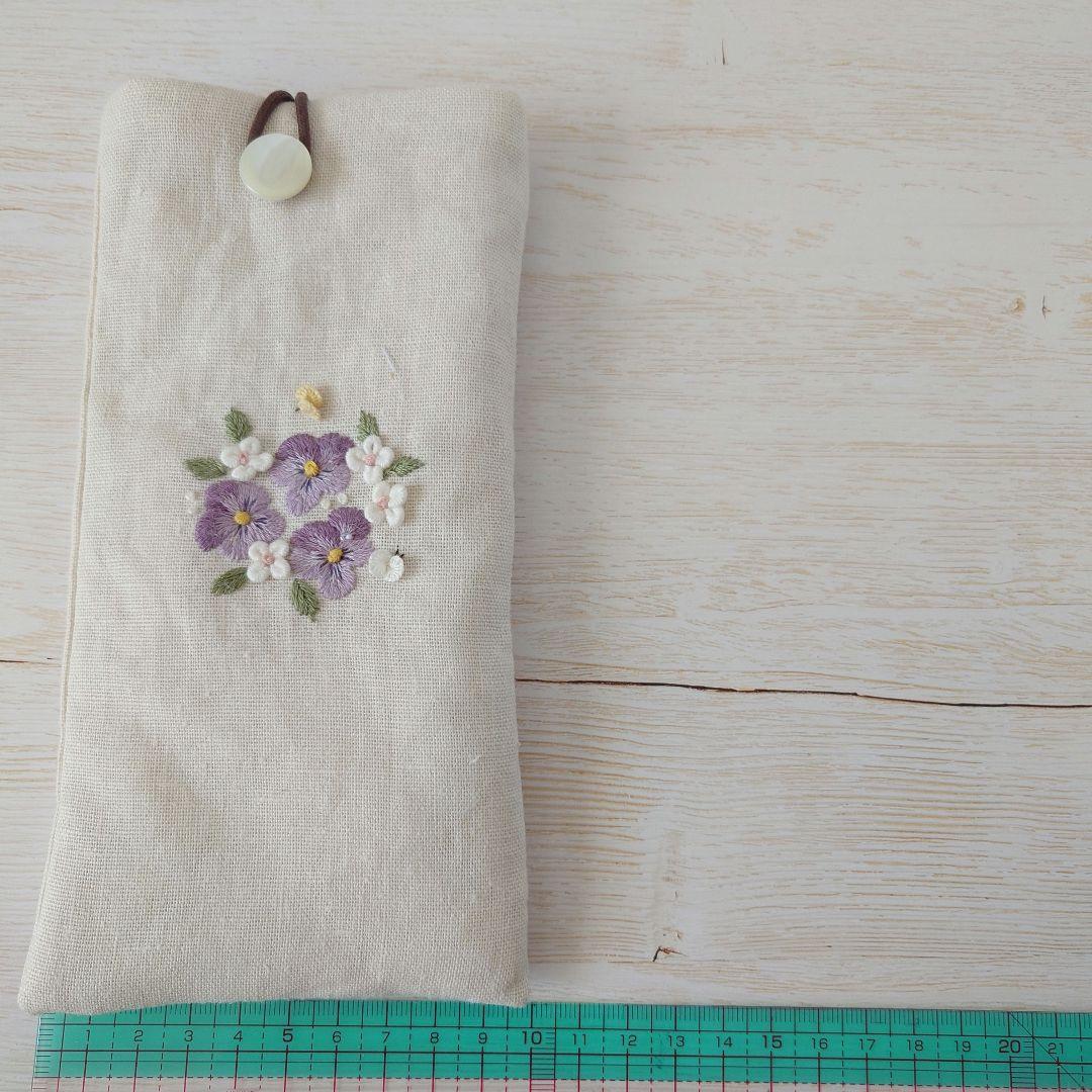 手刺繍入 貝ボタン付き メガネケース/ペンケース【スミレと蝶々