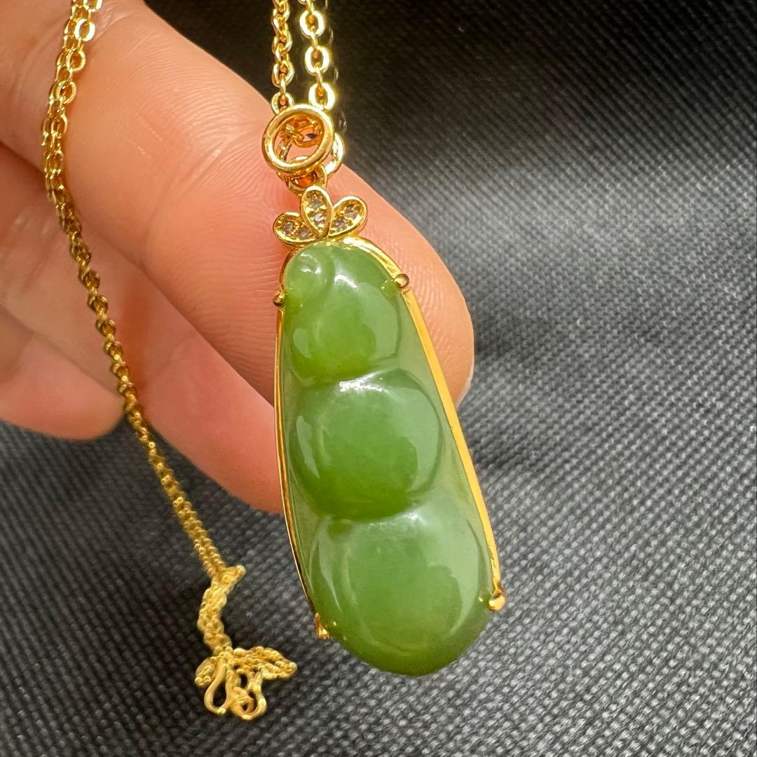 18k使用和田玉翡翠グリーン枝豆型のペンダントトップ 海外鑑定書付き