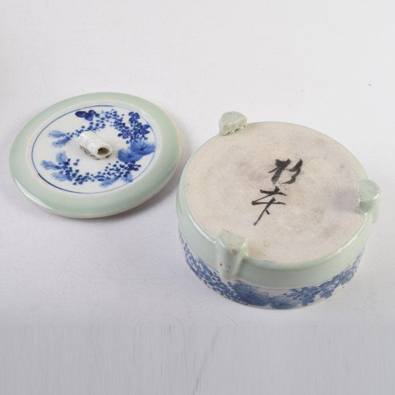 瀬戸焼 染付 花草文 三足香炉 蓋物 在銘 時代箱 V 9032 - メルカリ