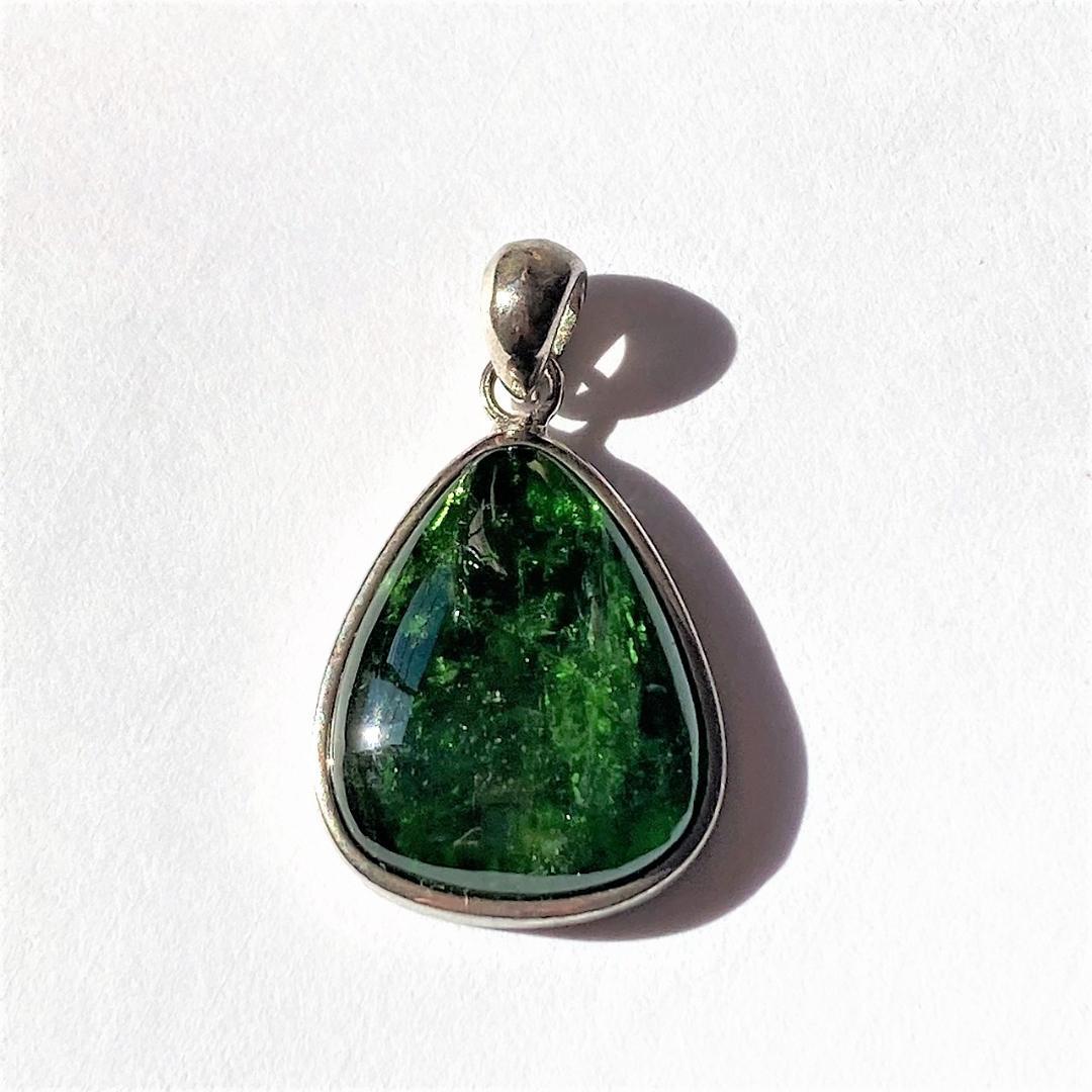 1000円引！【静寂の森の奥深く】クロムダイオプサイト 天然石