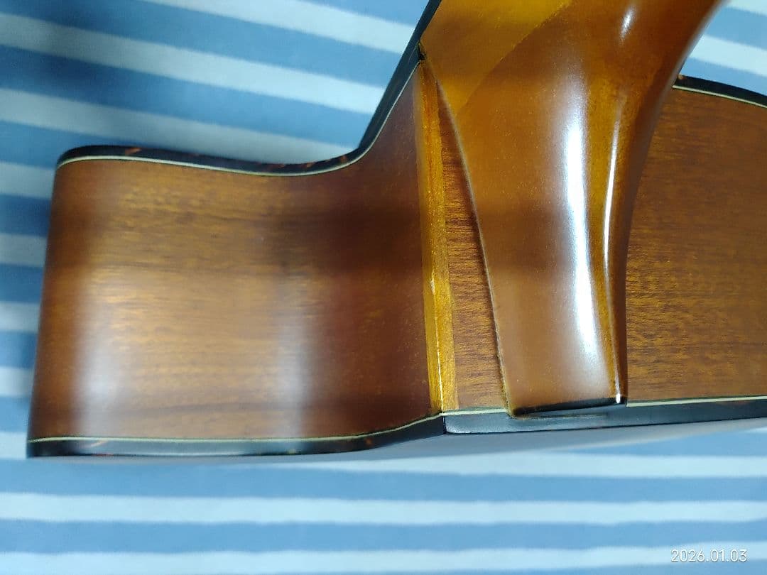 Morrisのカッタウェイ・アコースティックギターS-30ハードケース付き