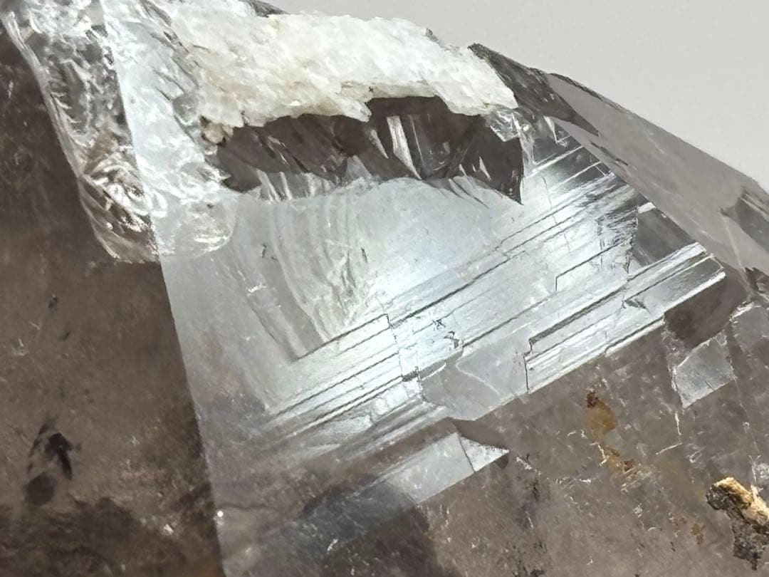 《ヒマラヤ＊スモーキークォーツ・虹だらけナチュラルポイント・二次結晶共生》