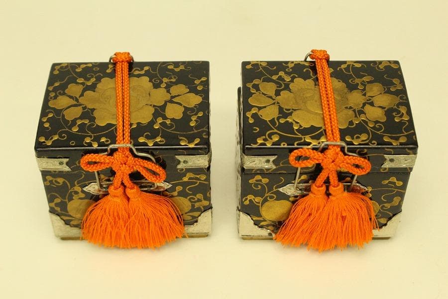 ミニチュア 雛道具 木製 蒔絵家具 重箱 針 鏡 揃い セット(ZE359