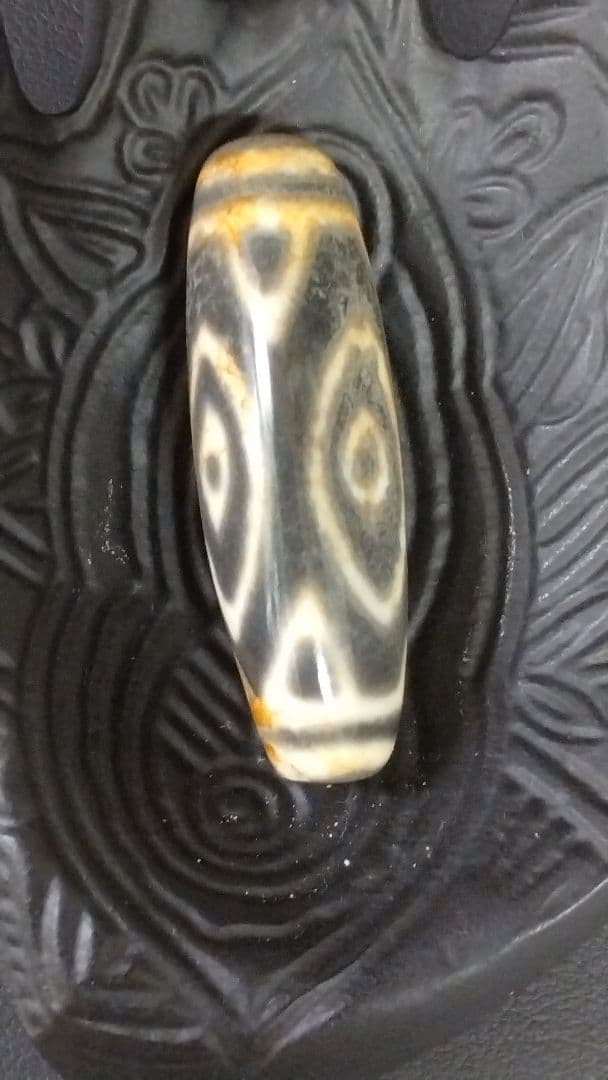 609天珠 特殊 三眼虎牙天珠 三角形 dzibeads！の通販はau PAY