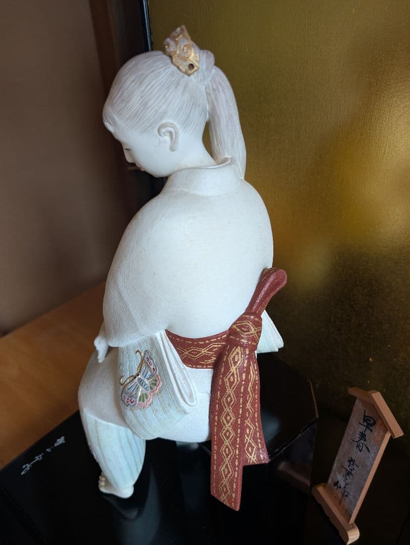 西頭哲三郎作 陶器製日本人形 「早春」- 繊細な美しさが光る