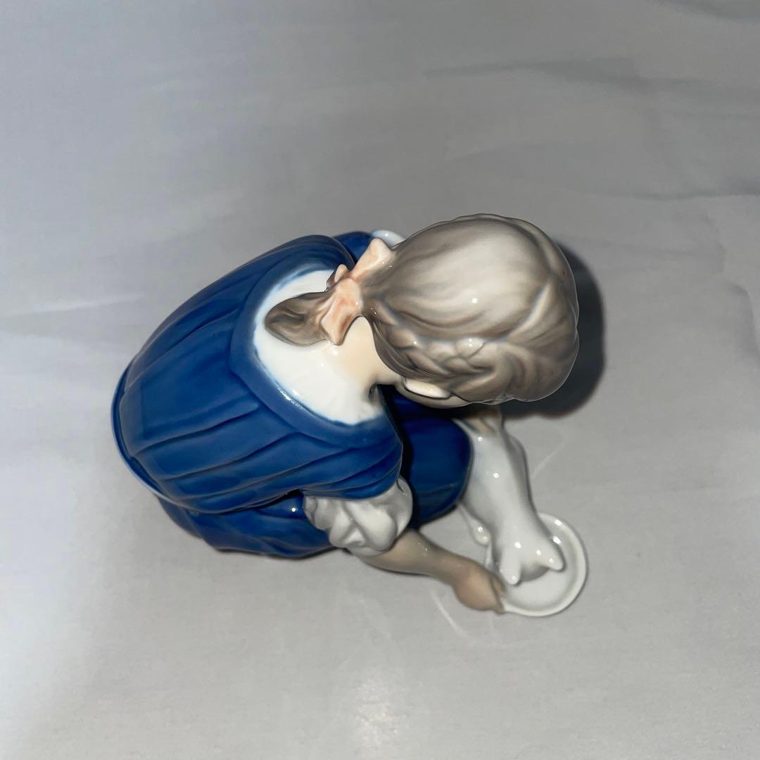 ロイヤルコペンハーゲン 猫にミルクをあげる少女 - メルカリ