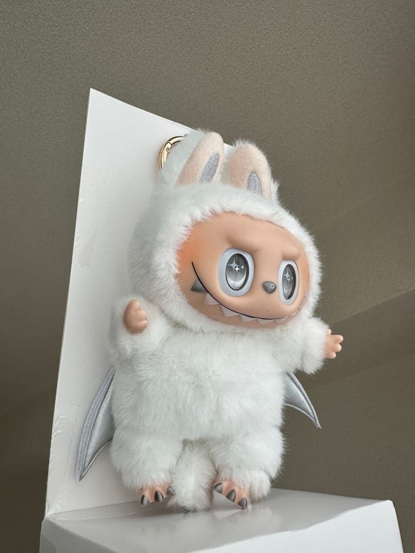 大人気Labubu ZIMOMO ラブブ Angel ホワイト ドラゴン ジモモ - メルカリ