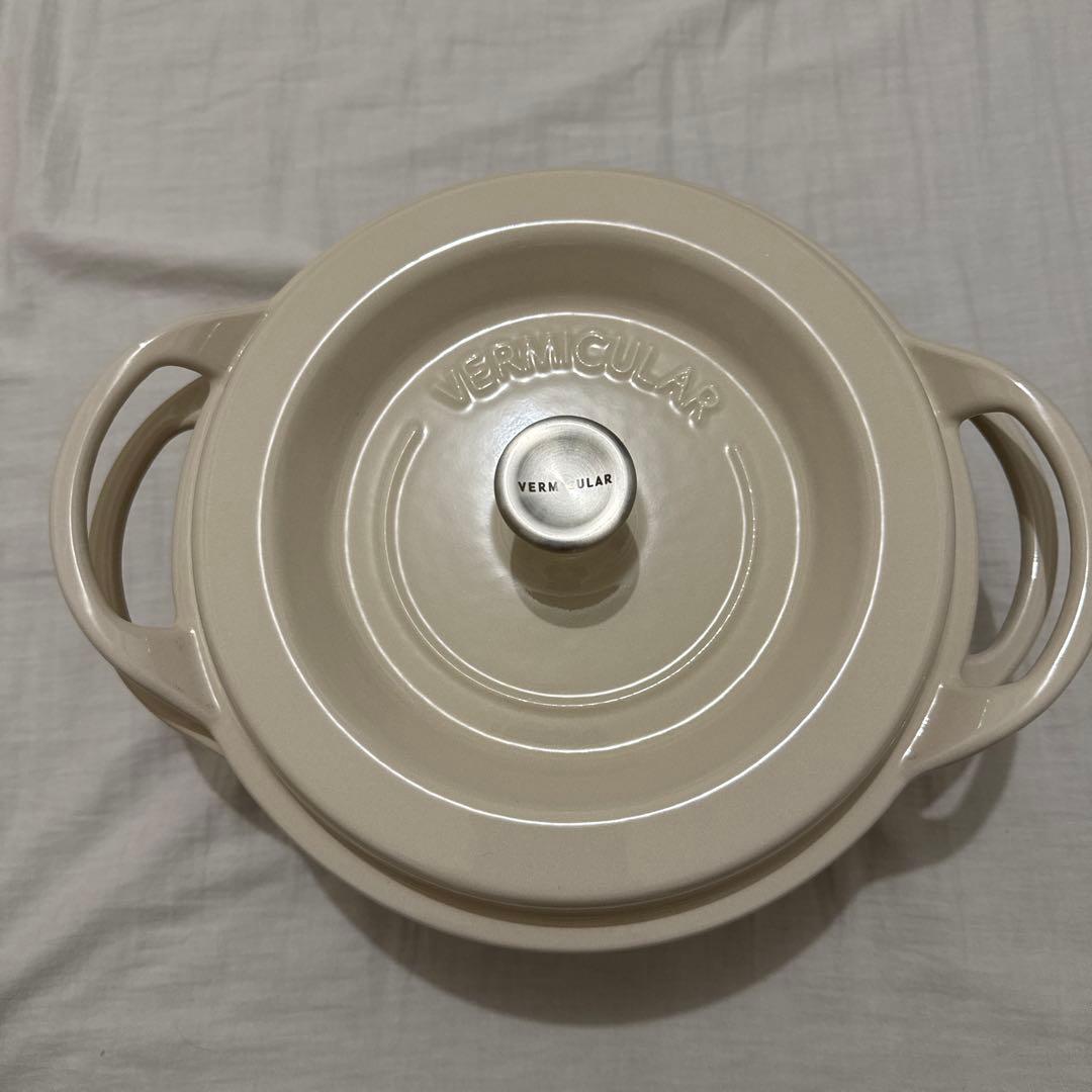 バーミキュラ　オープンポット　ラウンド　22㎝ ナチュラルベージュ バーミキュラ オーブンポットラウンド22cm（ナチュラルベージュ） | 鍋