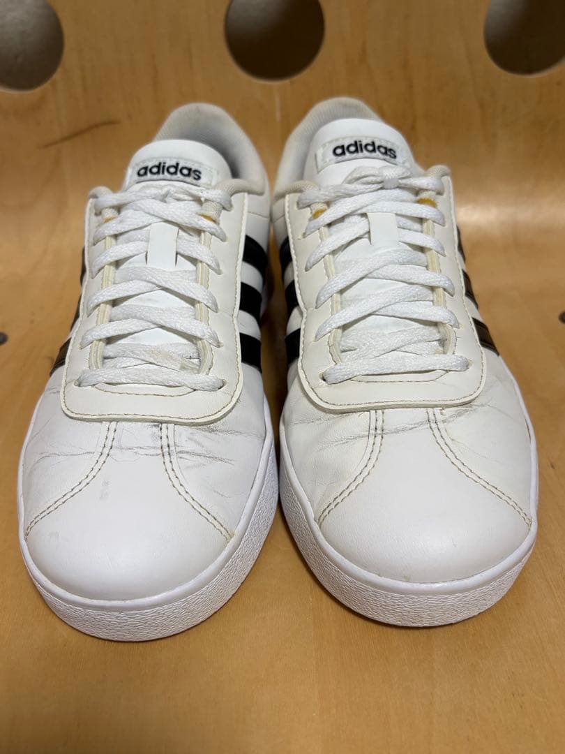 人気‼️アディダス白黒スニーカーレディース23.5センチ送料込み^_