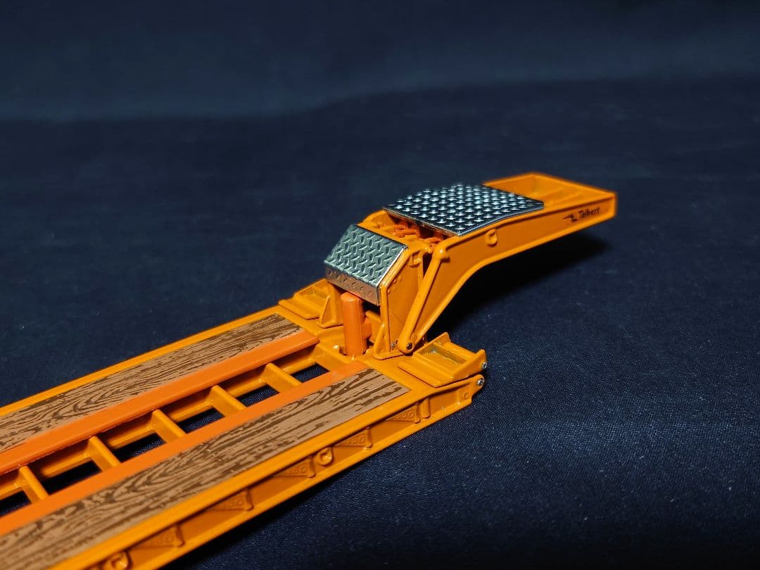 コンボイMack トレーラー ファーストギア1/64ミニカー 重機運搬車