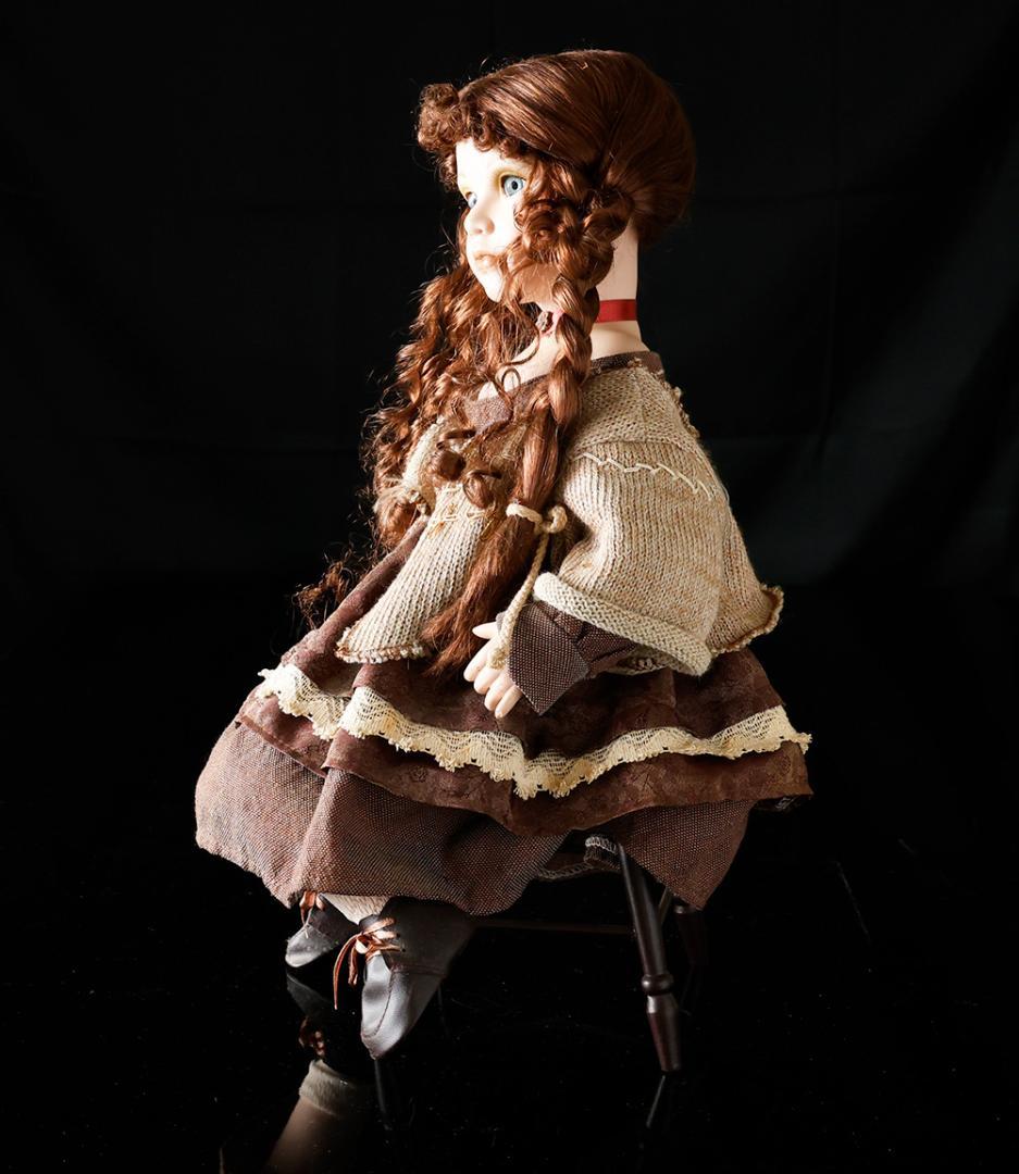 美しいお座り ビスクドール 木製 椅子 高さ46㎝ 磁器 グラスアイ 人形