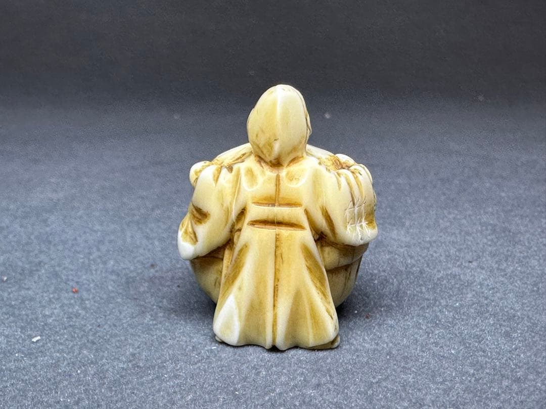 極上 根付 鈴を抱える老人 置物 彫刻 細密細工 骨董 アンティーク