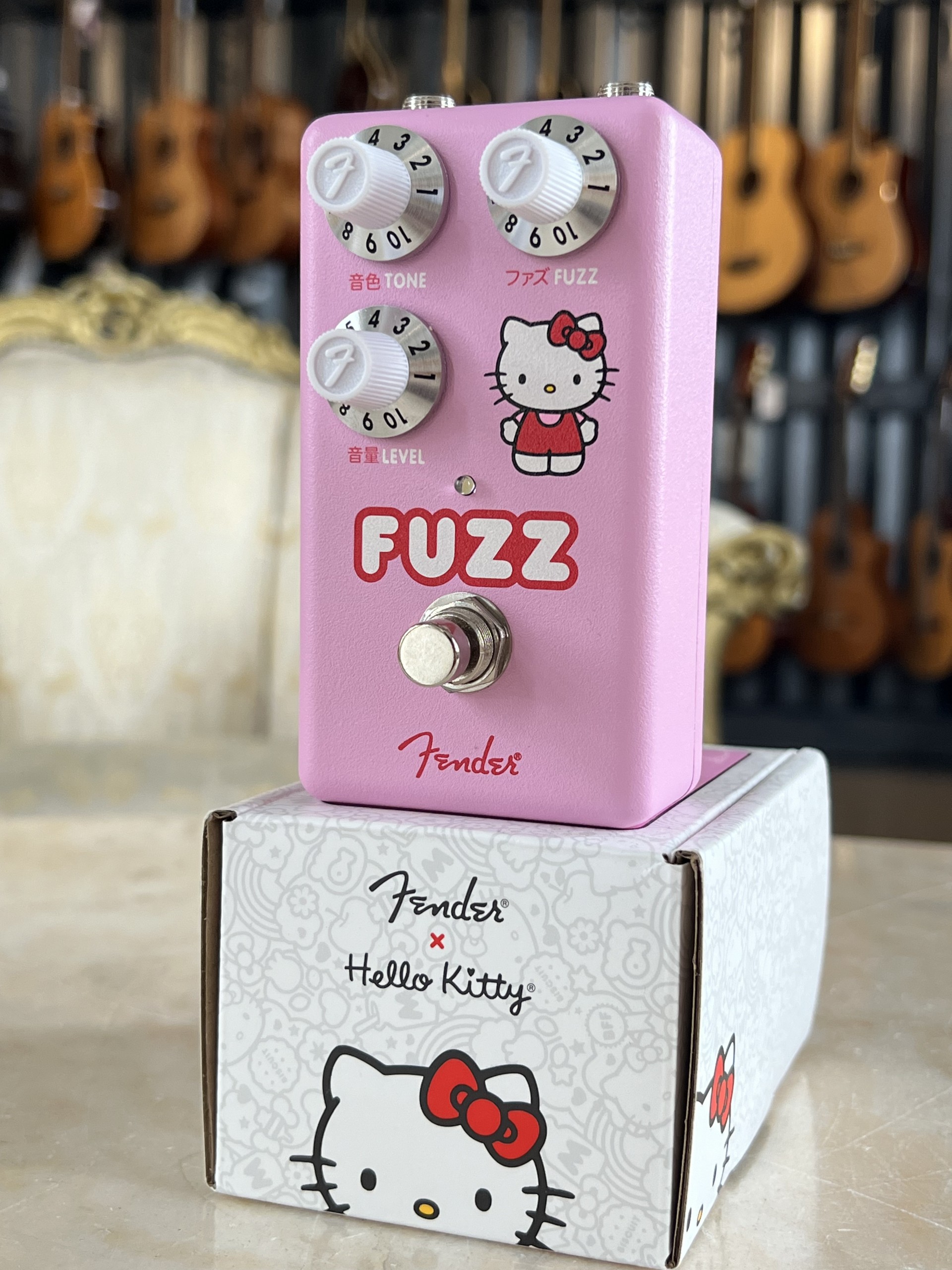 FENDER Fuzz x Hello Kitty - PINK - Brahms Strumenti Musicali