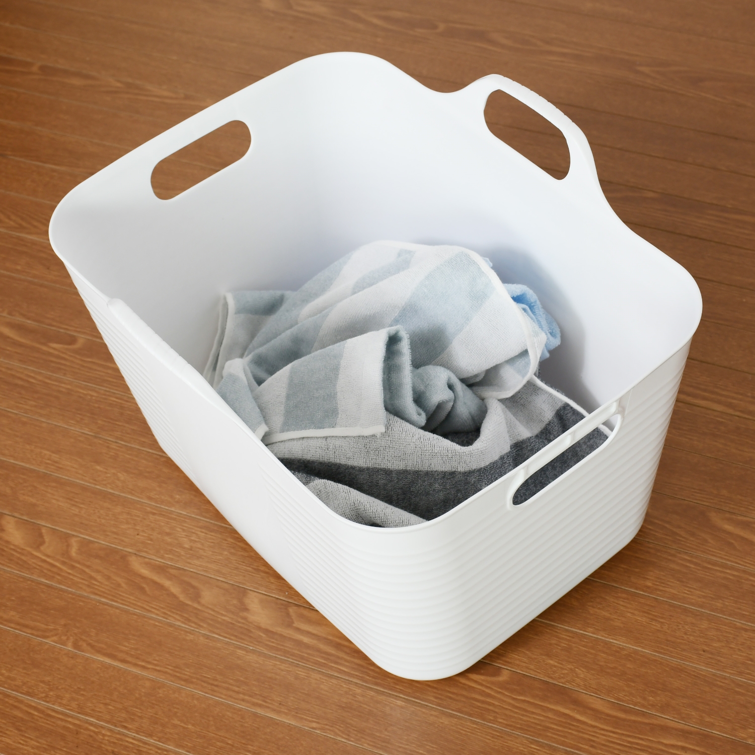 スイング式ランドリーバスケット 4段 -見せたくない洗濯物をサッと