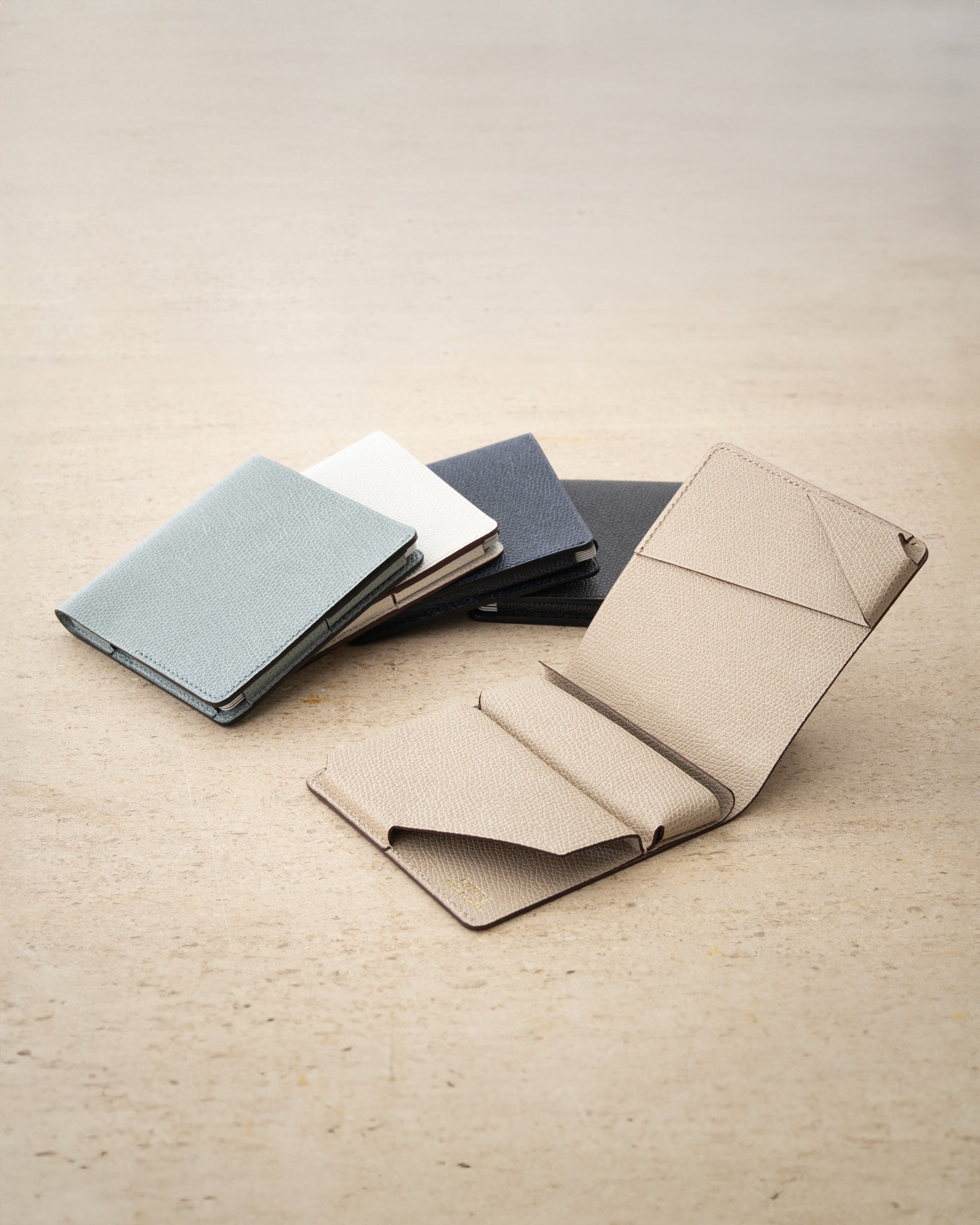 空気のような軽やかさ Hitoe® Fold Aria - Etretat - | エトルタ海岸を